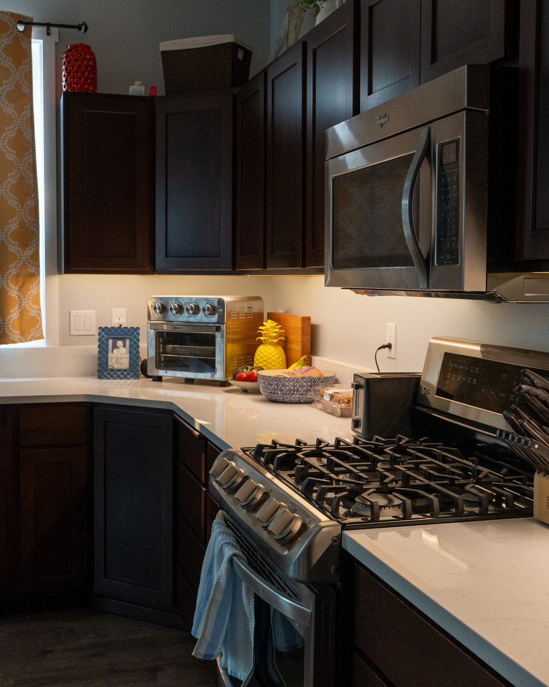 Continuous kitchen task lighting illuminating a countertop corner