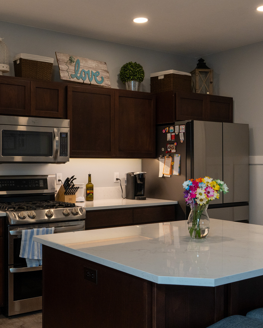 Warm under-cabinet task lighting in a Coeur d'Alene-area kitchen